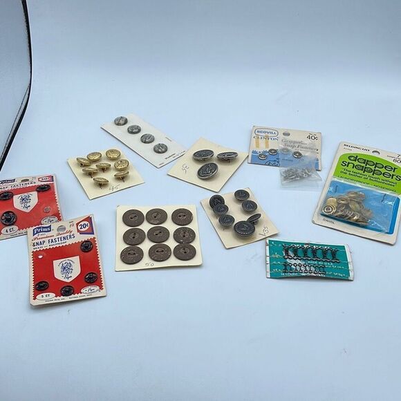 Nine cards of fun vintage buttons snaps fasteners - Picture 1 of 13